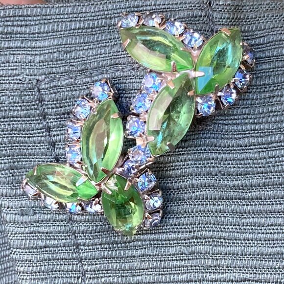 Pretty Blue Green Clip on Earrings Unmarked Vintage Fashion Jewelry - Picture 2 of 4